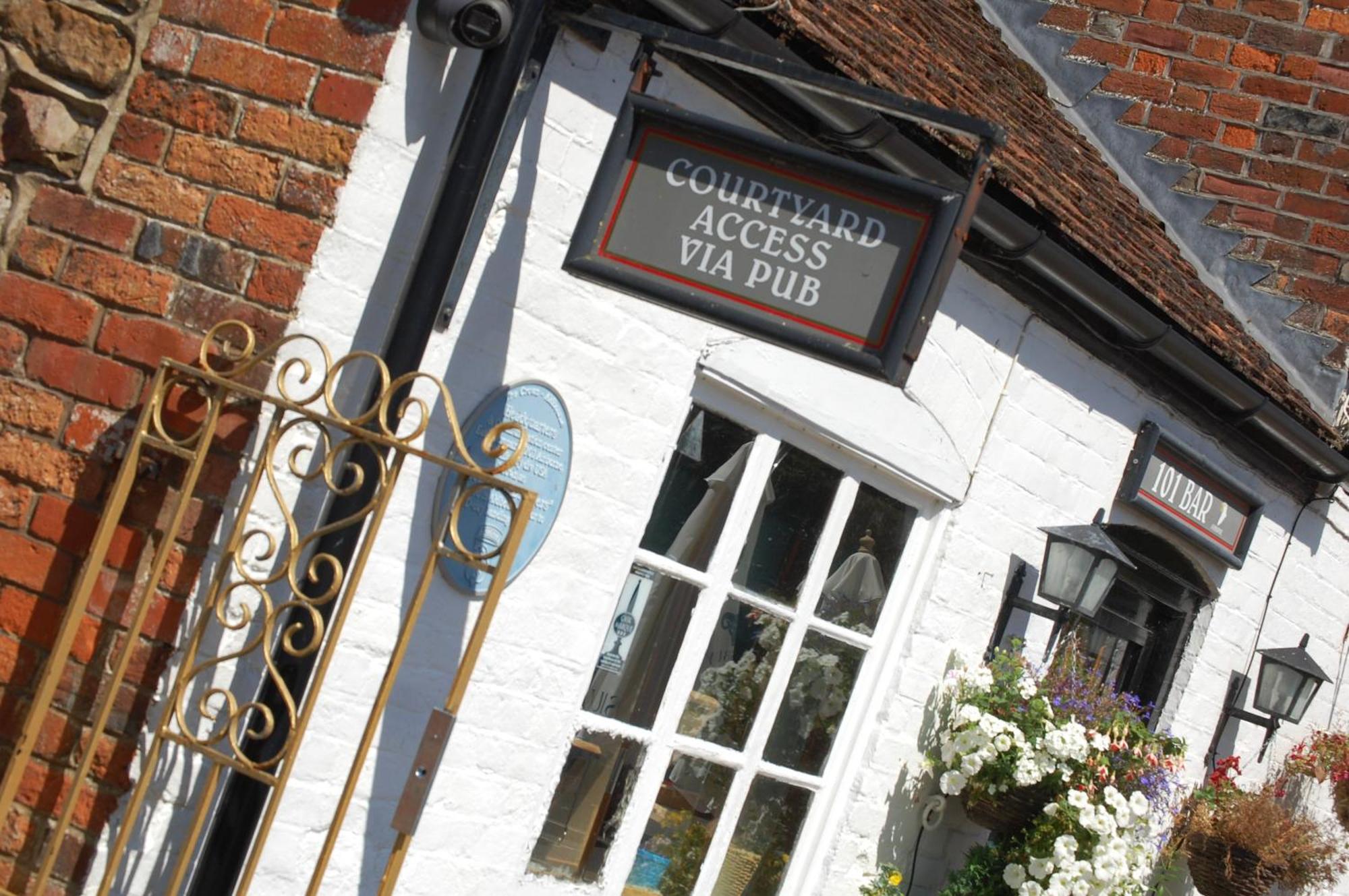 The Crown Aldbourne Hotell Eksteriør bilde