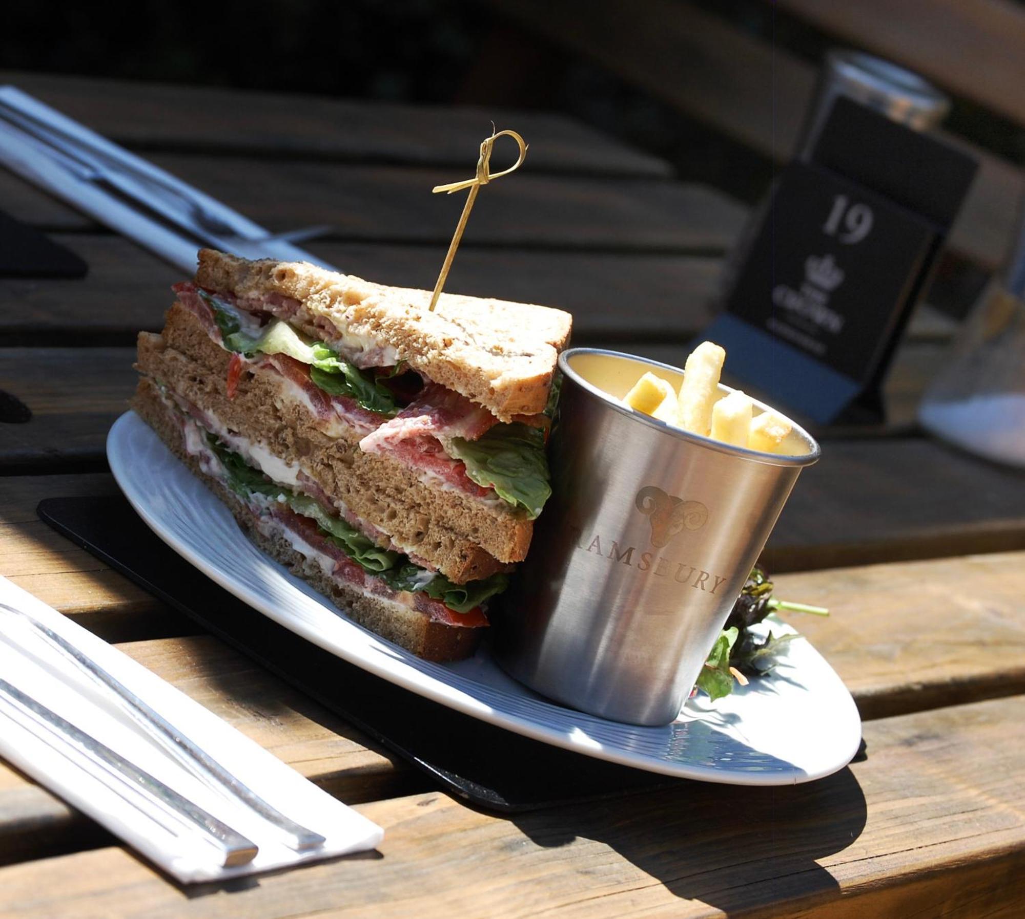 The Crown Aldbourne Hotell Eksteriør bilde