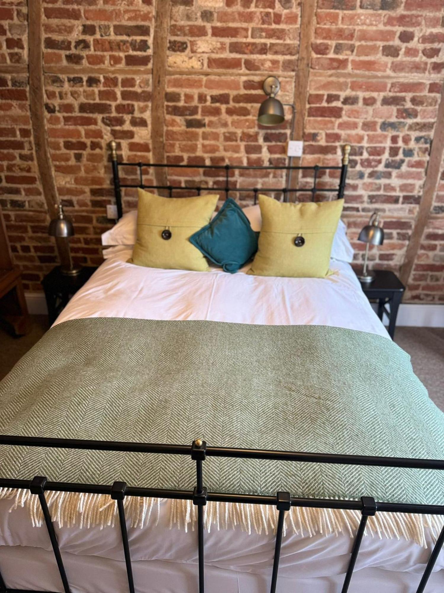 The Crown Aldbourne Hotell Eksteriør bilde