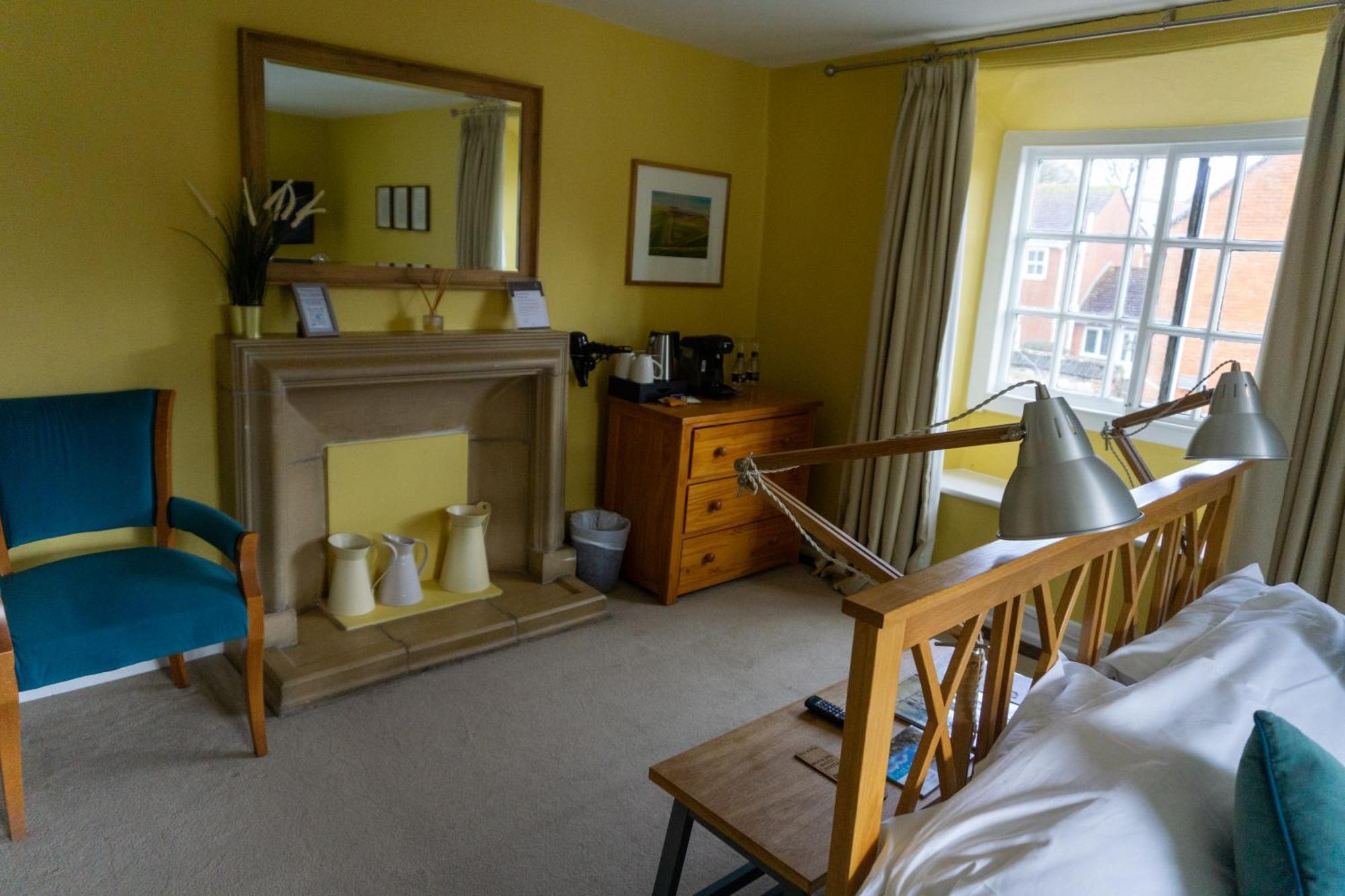 The Crown Aldbourne Hotell Eksteriør bilde