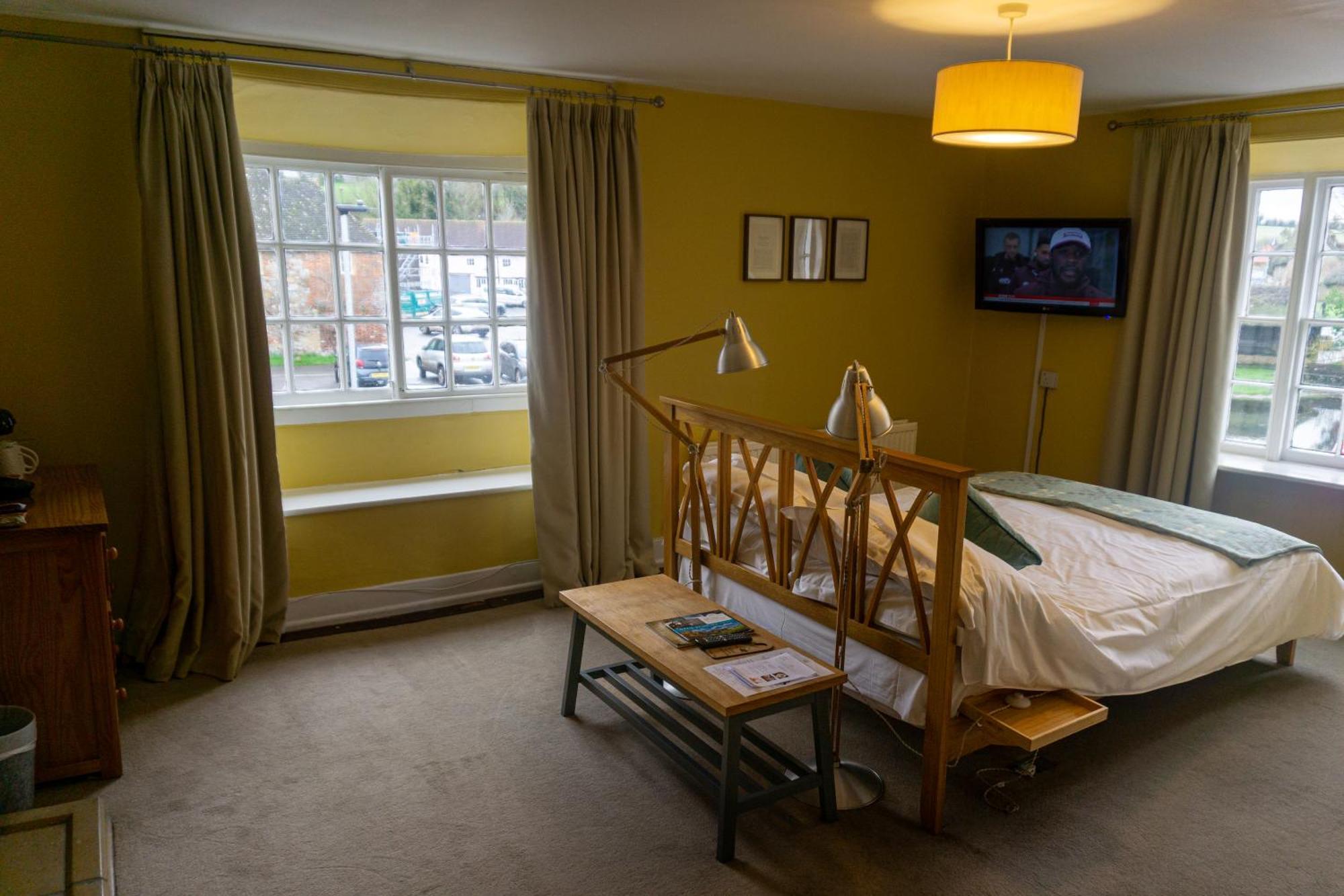 The Crown Aldbourne Hotell Eksteriør bilde