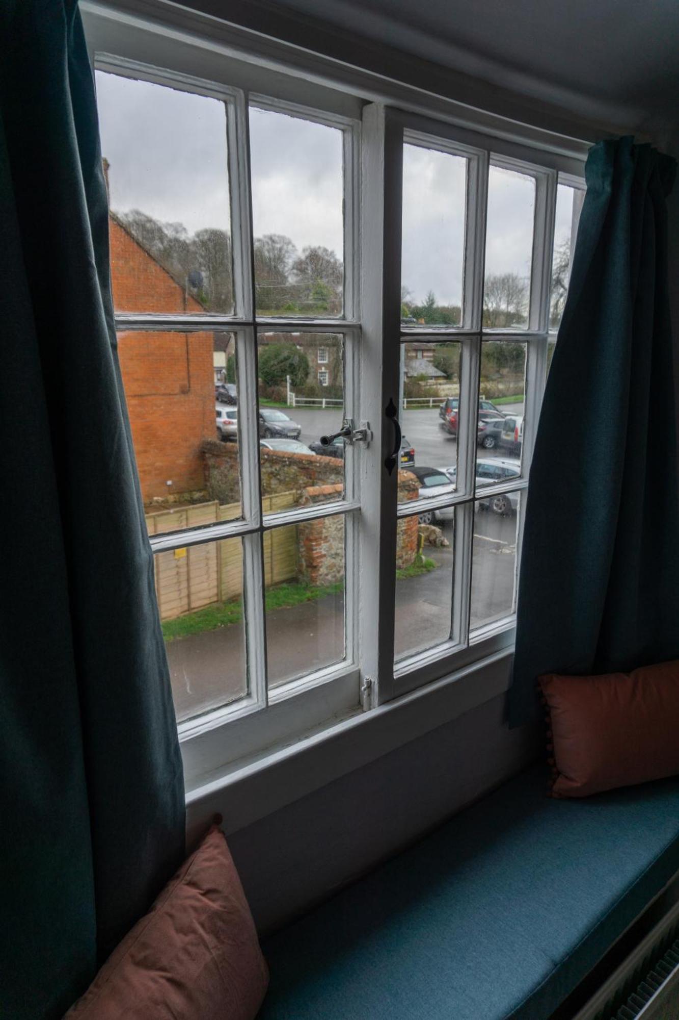 The Crown Aldbourne Hotell Eksteriør bilde